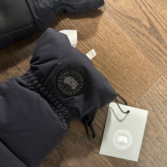 Canada Goose Women's Hybridge Mitt - Size Medium - Picture 4 of 11